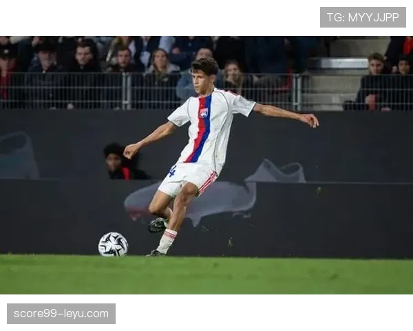 里昂控球能力亮眼，状态回暖强势重返胜利轨道