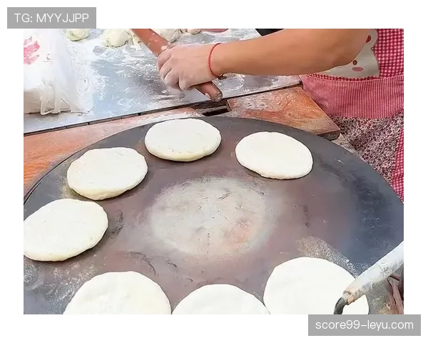 杨倩在路边摊啃肉夹馍手腕那块金表，瞬间被现实教育了